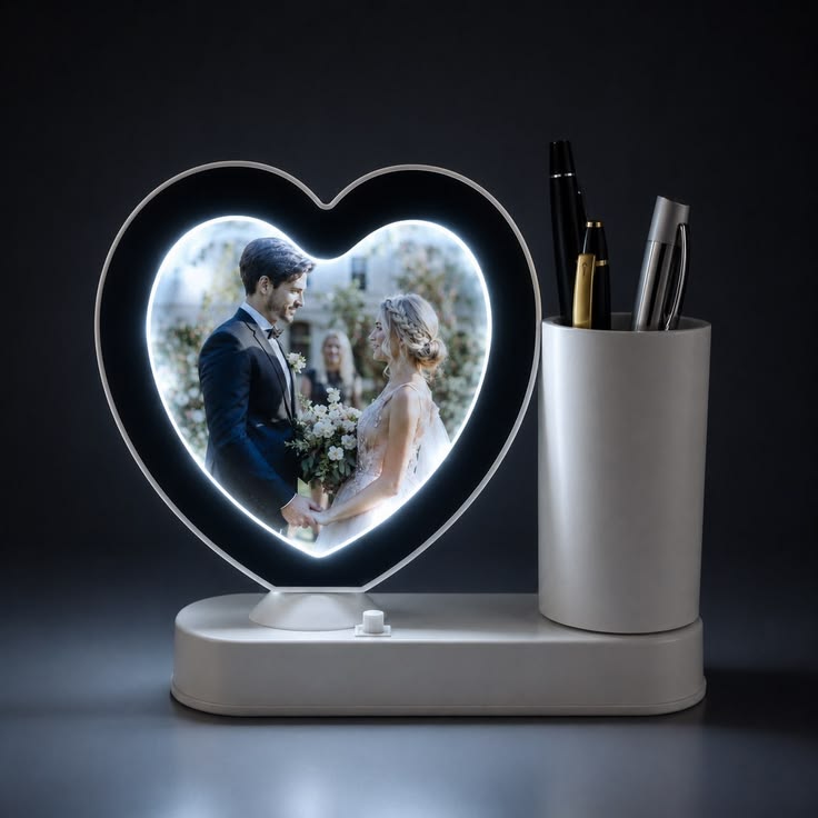 Oglinda magica PERSONALIZATA CU POZA si lumina LED cu suport de pixuri - INIMA